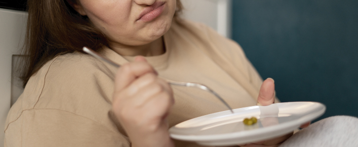 Alimentos organizados sobre a mesa representando relação com a alimentação e cuidado